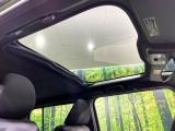 【ガラスルーフ】ガラスルーフ搭載で車内の解放感が一気にアップ!開放的なドライブをお楽しみいただけます。