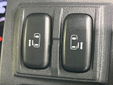 【両側パワースライドドア】スマートキーや運転席のスイッチで後席両側スライドドアの開閉が可能♪電動だから力を入れてドアを開ける必要が無く、小さなお子様でも簡単に開け閉めでき快適です♪