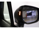 リヤビークルディティクション左右の後方から車やオートバイが近づくとミラーの内側が光りドライバーに注意喚起をしてくれます