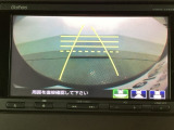 バックでの車庫入れも安心です! リアカメラが付いているバックモニター付のナビを装備しております。操作線もついており距離感も画面から確認できます。