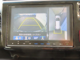【マルチビューカメラシステム】フロントビューだけでなく、グラウンドビューも表示!自車を上空から見下ろしたような映像が表示されるので、駐車時などにドライバーの死角を減らすことができます。