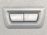 ●電動リアゲート:ワンタッチでリアゲートの開閉ができ、荷物などで両手が塞がっている状態でも簡単に開閉ができる便利機能です。
