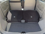 後席シートバックを前に倒せば、広い空間ができます!大きな荷物も積めますね!