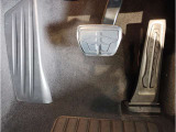 【ペダル】BMWはオルガン式アクセルペダルを採用しています。踏み込む足とペダルが同じ軌跡を描くため、かかとがずれにくく、アクセルコントロールがよりしやすくなるメリットがあります。
