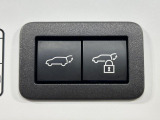 【パワーバックドア】スマートキーや運転席のボタンを押すだけでリアゲートが自動で開閉します!荷物を持っている時や、高い位置にあるバックドアを閉める際に便利な機能です♪