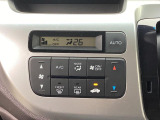 【オートエアコン】一度お好みの温度に設定すれば、車内の温度を検知し風量や温度を自動で調整。暑い&hellip;寒い&hellip;と何度もスイッチ操作をする必要はありません。快適な車内空間には必須の機能ですね♪