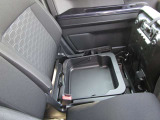 助手席の下にも収納スペースがございます!