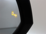隣車線を走る車両をレーダーで検知し、ドアミラーでは確認しにくい後側方エリアに存在する車両に加え、急接近してくる車両も検知します。車両を検知するとドアミラーに搭載されたLEDインジケーターが点灯します。