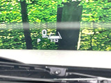【ヘッドアップディスプレイ】現在の速度や走行情報をデジタル表示で運転席前方のガラスに投影!運転中、目線をずらさず必要な情報を確認できるのでとっても便利で安心!