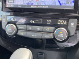 オートエアコンです!ボタンでの簡単な操作で室内を快適な温度にしてくれますので、夏場や冬場でも快適なドライブができます!