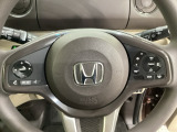 ハンドルにHondaセンシング系のクルーズコントロールやレーンキープアシストなどのスイッチと、オーディオの操作スイッチが装備されています。ハンドルから手を離さず安全に操作できます。