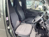 フィット感のあるシート。しっかりと支えてくれるので、長時間の運転を快適にサポートしてくれます。