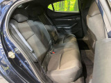 後部座席も気になるようなキズ・汚れやへたり等、大きなダメージはなく、良好な状態です。