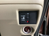 左側電動スライドドアは運転席からでも操作ができるように、ハンドル付近に開閉の操作スイッチが付いています。