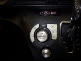 オートエアコン付きなので一度、気温を設定すれば自動的に過ごし易い温度に調整してくれますよ。 車内をいつでも快適空間にしてくれます。