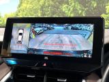 【パノラミックビューモニター】専用のカメラにより、上から見下ろしたような視点で360度クルマの周囲を確認することができます☆死角部分も確認しやすく、狭い場所での切り返しや駐車もスムーズに行えます。