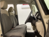 広い足元に肘掛けもついたゆったり座れるシートです。運転席と助手席の間が空いているため、助手席側への移動がスムーズです。交通量の多い道でも、助手席側から乗り降りができます。