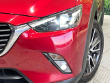 【LEDヘッドライト】悪天候や夜間走行時も良好な視界を確保し安心して運転できる高輝度LEDヘッドライトを装備!点灯速度が早く、消費電力も抑えられています。
