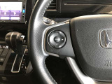 ステアリングスイッチでハンドルから手を離さなくても、音量やチャンネルなどの調整ができて安全です。