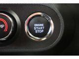 プッシュスタートです。キーを携帯しブレーキペダルを踏みこみ、ボタンを押すとエンジンがスタートします。鞄やポケットからキーを取り出さなくてもいいのは楽ですね。
