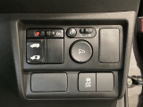 左側電動スライドドアは運転席から操作ができるよう、操作スイッチが付いています。安全装備のVSA(ABS+TCS+横滑り抑制)解除スイッチなども装備しています。