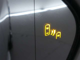隣車線を走る車両をレーダーで検知し、ドアミラーでは確認しにくい後側方エリアに存在する車両に加え、急接近してくる車両も検知します。車両を検知するとドアミラーに搭載されたLEDインジケーターが点灯します。