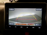 バックガイドモニター付き。車両後方の映像をナビ画面に表示し、駐車などの後退操作をサポートします。