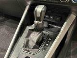 モーターの力を効率よくタイヤへ伝える専用トランスミッション。高級感のある本革巻き仕様です。