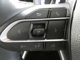 【ステアリングスイッチ】ステアリングから手を伸ばさなくても簡単にオーディオコントロールできますので、安全ですね。