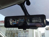 【スマートルームミラー】後席の大きな荷物や同乗者で後方が確認しづらい時でも安心!カメラが撮影した車両後方の映像をルームミラー内に表示。クリアな視界で状況の確認が可能です!