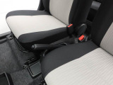 運転席と助手席の間に引くタイプのサイドブレーキがあります。