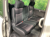 セカンドシートは中央部が可動式となっており、スライドすれば通路スペースが登場!前後の移動がとっても簡単です♪もちろん、8名乗車時も快適な座り心地のシートとなっています♪