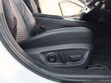 パワーシート搭載。微妙な調整が手軽にでき、ピッタリなポジションで運転することが可能です。