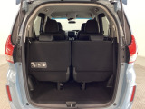 開口部も広く荷物の積み下ろしもしやすいお車となっております。3列目シートは5:5の割合で背もたれを倒しシートの跳ね上げができます。