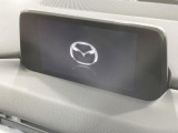 【マツダコネクトナビ】車内の雰囲気にマッチした一体型タイプのナビ。各種車輌設定やBluetooth再生等、様々な機能が楽しめます。直感的なダイヤル操作が可能で、使い勝手も良好です。