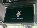 【後席モニター】家族や友人とお出かけする機会が多い方に大人気の後席モニターを装備!見やすい位置に画面がありテレビやDVDの視聴も快適!友達もお子様も、後席にしか乗らなくなるかも??