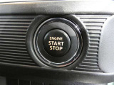 【プッシュスタート】スマートキーを携帯して、ブレーキを踏みながらスタートスイッチを押すだけでエンジンがかけられます。