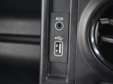 AUXソケットとUSBオーディオソケットが搭載されています!携帯電話を接続することで音楽等を再生することができます!中央はオーディオではなくポケットになっているので小物等をしまうことができます!