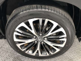 【純正アルミホイール】です!車両デザインに合わせてホイールをデザインしているため、見た目にもカッコイイアルミホイール♪洗車もラクチンで錆びません。