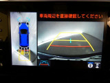 【全周囲モニター】車を上空から見下ろしたような映像をカーナビ画面に映し出し、車庫入れや縦列駐車をサポートしてくれます。