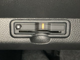 ハンドルの左下にETCがついています。高速道路の料金所の通過も楽々です。 カードの取り出しもしやすい場所についています。
