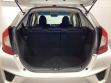 ラゲッジも広く使いやすいトランクは、開口部も広く荷物の積み下ろしもしやすいお車となっております。リアシートの背もたれは6:4の割合で分割して可倒できるので、長いお荷物などを載せることもできます。