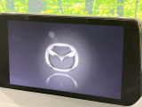 【8インチマツダコネクト】車内の雰囲気にマッチした大型のディスプレイ。スマホ接続でのナビ使用やBluetooth再生等、様々な機能が楽しめます。直感的なダイヤル操作が可能で、使い勝手も良好です。