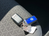 ブルーのスマートキーをセットでご用意しました。