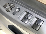 【電動格納ミラー】サイドミラーは電動格納式となっており、狭い駐車場でもキズがつくリスクを抑えられます。