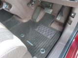 【フロントのフロアマット】前席は純正フロアマット付きです。
