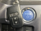 【スマートキー】カバンやポケットに入れたままでもドアの施錠・解錠が可能なスマートキーを装備。エンジンのオン・オフ時もカギを取り出す必要が無いからとっても便利です♪