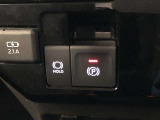 HOLD機能付きの電動パーキングブレーキ。HOLD機能を使用すると、信号待ちなどでフットブレーキから足を放しても、車は動かずそのまま停車してくれます。ドライブなど足が疲れた時には便利な機能です。