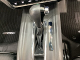 CVT車のセレクトレバーです。低速から高速まで、変速ショックのないスムーズな走りと、エンジン効率のよい領域を維持して燃費にも貢献します。
