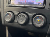 【オートエアコン】一度お好みの温度に設定すれば、車内の温度を検知し風量や温度を自動で調整。暑い&hellip;寒い&hellip;と何度もスイッチ操作をする必要はありません。